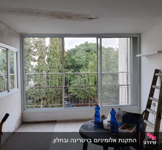 חלון אלומיניום גדול עם מסגרת כסופה